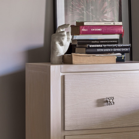 Comodino due cassetti con decoro onda, dettaglio legno