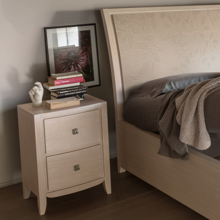Comodino due cassetti con decoro onda, dettaglio piedini
