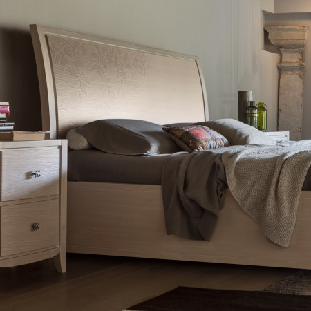 Letto king size con decoro foglia in legno di tiglio