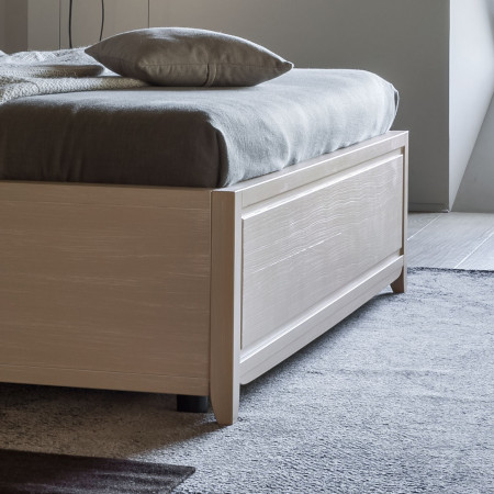 Letto king size con decoro foglia e pediera bassa
