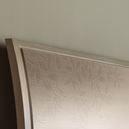 Dettaglio decoro foglia del letto king size