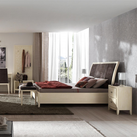 Letto king size con testata imbottita, dettaglio ambiente