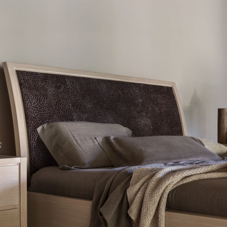Letto king size con testata imbottita, dettaglio tessuto