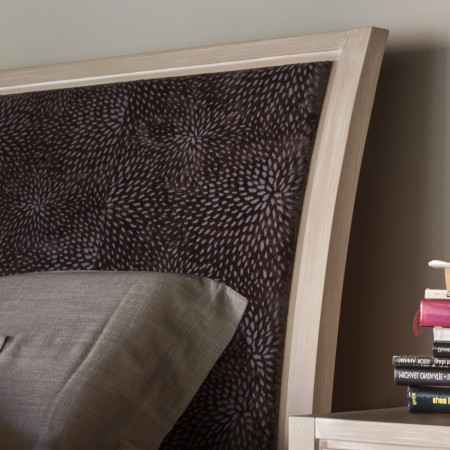 Dettaglio testata imbottita letto king size