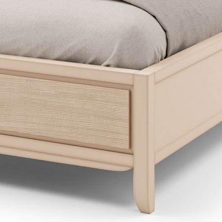 Dettaglio del letto king size con decoro onda