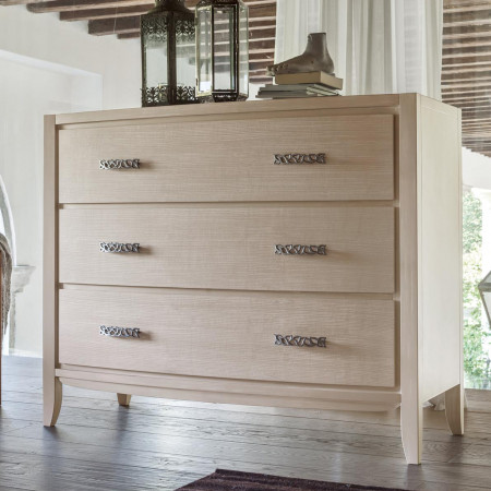 Comò tre cassetti con decoro onda e piedini leggeri
