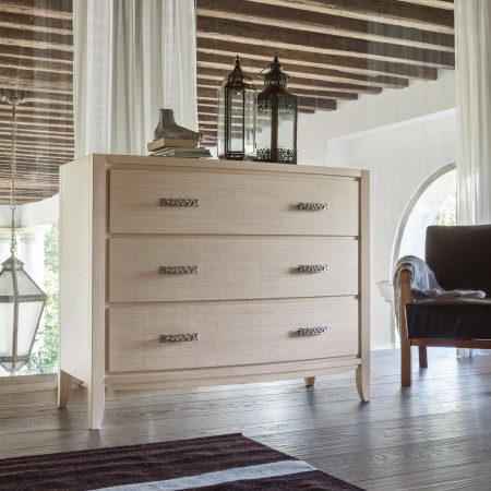 Comò tre cassetti con decoro onda, frontale sagomato