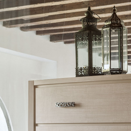 Comò tre cassetti con decoro onda, dettaglio del decoro