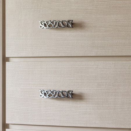 Comò tre cassetti con decoro onda, dettaglio cassetti