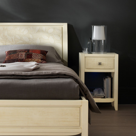 Comodino un cassetto con decoro onda, legno chiaro