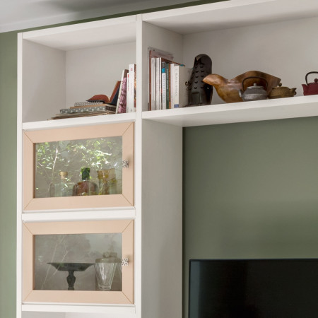 Dettaglio libreria parete componibile con porta TV