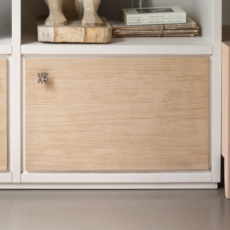 Dettaglio ante legno parete componibile con porta TV