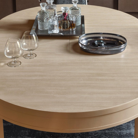 Tavolo rotondo con decoro onda in legno, dettaglio superficie