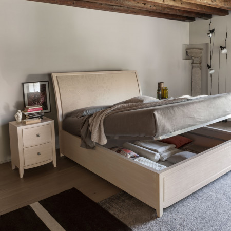 Letto matrimoniale con contenitore e decoro foglia, dettaglio apertura