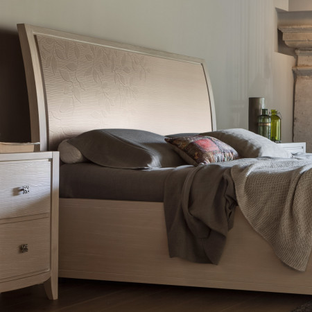Letto matrimoniale con contenitore e decoro foglia, dettaglio della testata