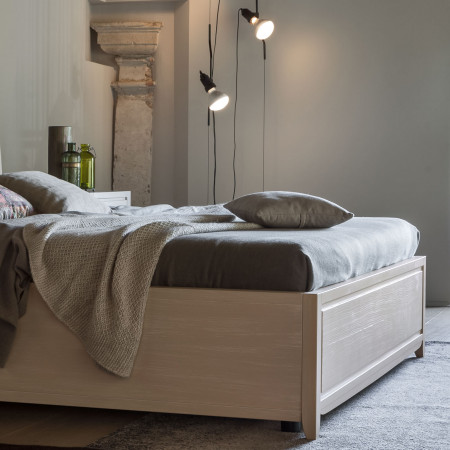 Letto matrimoniale con contenitore e decorazione a foglia in legno chiaro