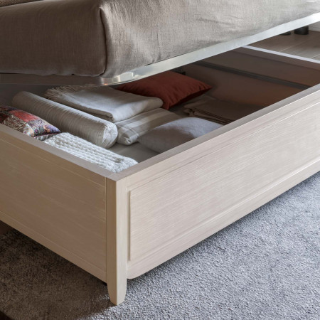 Letto matrimoniale con contenitore aperto, dettaglio del legno