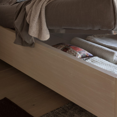 Dettaglio contenitore letto matrimoniale con testata imbottita