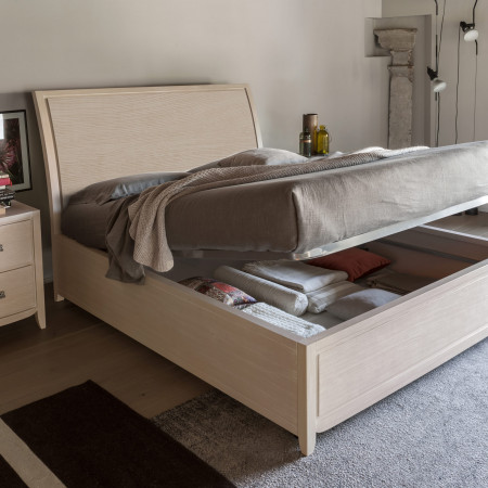 Letto matrimoniale con contenitore e decoro onda, dettaglio contenitore aperto