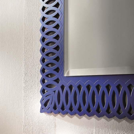 Specchio con cornice traforata, dettaglio motivi geometrici