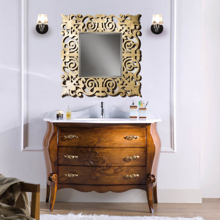 Specchiera quadrata traforata in foglia oro sopra lavabo