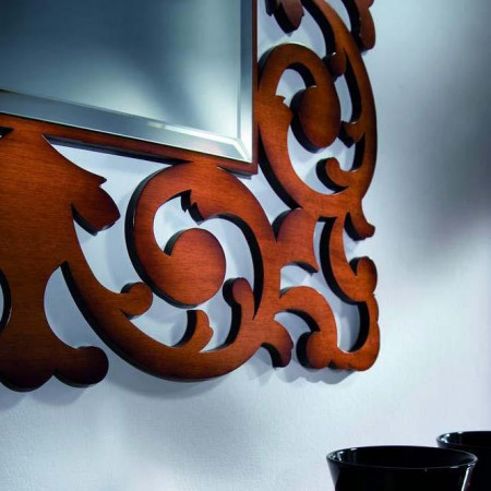 Specchio quadrato con cornice traforata in legno