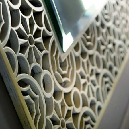 Dettaglio specchiera moderna con cornice traforata