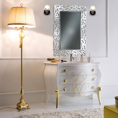 Specchiera floreale specchio molato con cornice traforata in un elegante ambiente bagno
