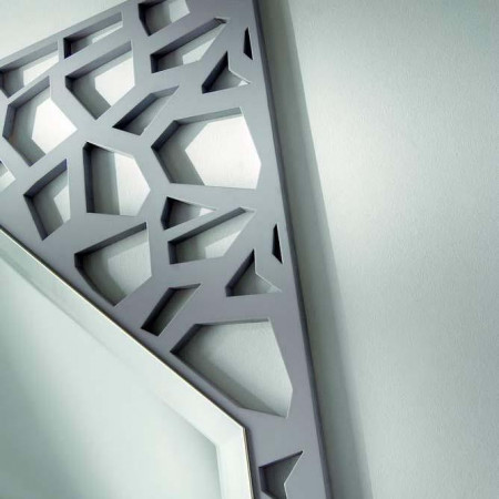 Dettaglio cornice traforata Specchio moderno di design
