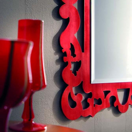 Specchiera laccata con cornice rossa traforata