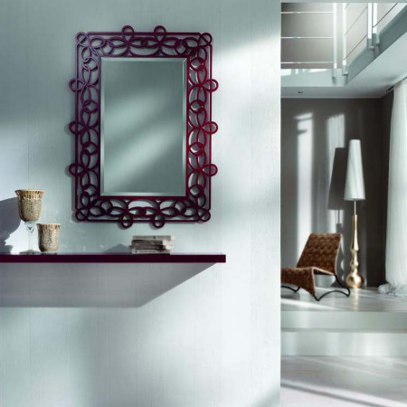 Specchio di design laccato con cornice traforata nel salotto