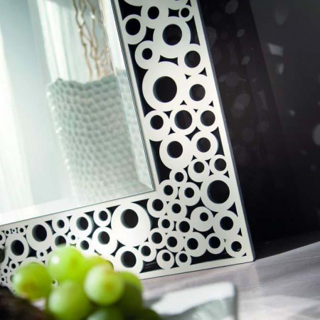 Specchiera grande di design con cornice traforata