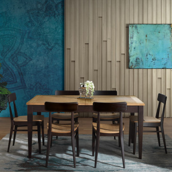 Tavolo in frassino, ambientato con sedie scure