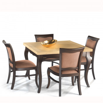 Tavolo intagliato in frassino allungabile con dettagli del legno