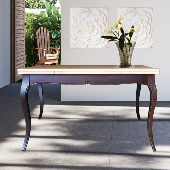 Tavolo intagliato in frassino allungabile ambientato