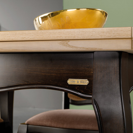 Dettaglio del tavolo intagliato in frassino, design Made in Italy