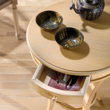 Tavolino rotondo con 1 cassetto, dettaglio del piano in legno