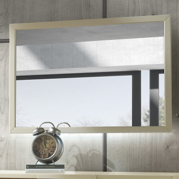 Specchiera rettangolare con profilo in legno sottile, dettaglio riflesso