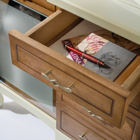 Credenzina in legno con dettaglio cassetto aperto