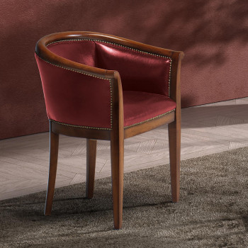 Poltroncina a pozzetto in legno, dettaglio pelle e borchie