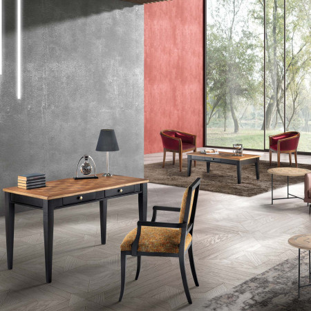 Tavolino in legno con dettagli decorativi