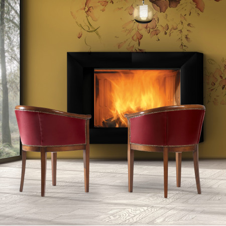 Poltroncina a pozzetto in legno imbottita, dettaglio nel salotto