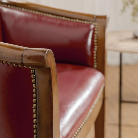Poltroncina a pozzetto imbottita in pelle rossa e legno