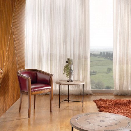 Poltroncina a pozzetto in legno, dettaglio borchie pelle rossa
