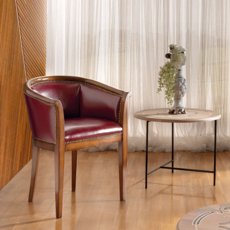 Poltroncina a pozzetto in legno imbottita con dettagli in pelle
