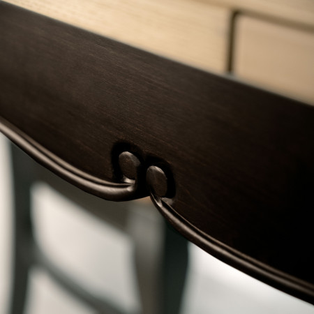 Dettaglio credenzina classica 2 porte 1 cassetto, intarsio rovere