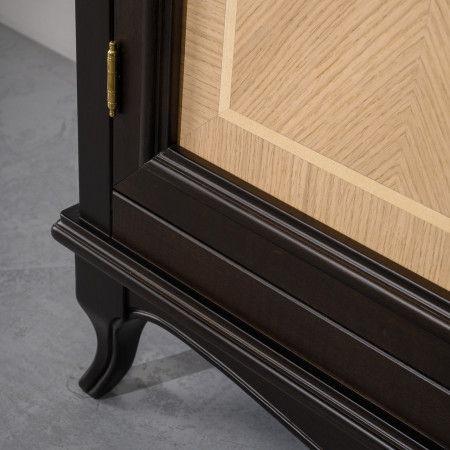 Dettaglio credenzina classica 2 porte intarsio rovere