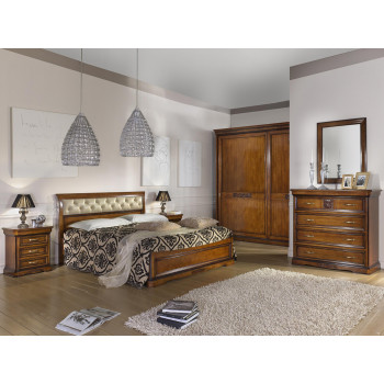 Camera con armadio legno e letto in ecopelle, decorazioni