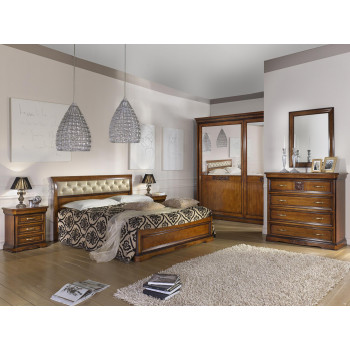 Camera armadio con specchi e letto in ecopelle, dettaglio dei comodini coordinati