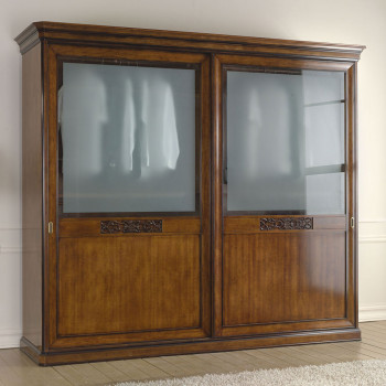 Armadio con ante scorrevoli e vetri satinati, dettaglio intaglio floreale